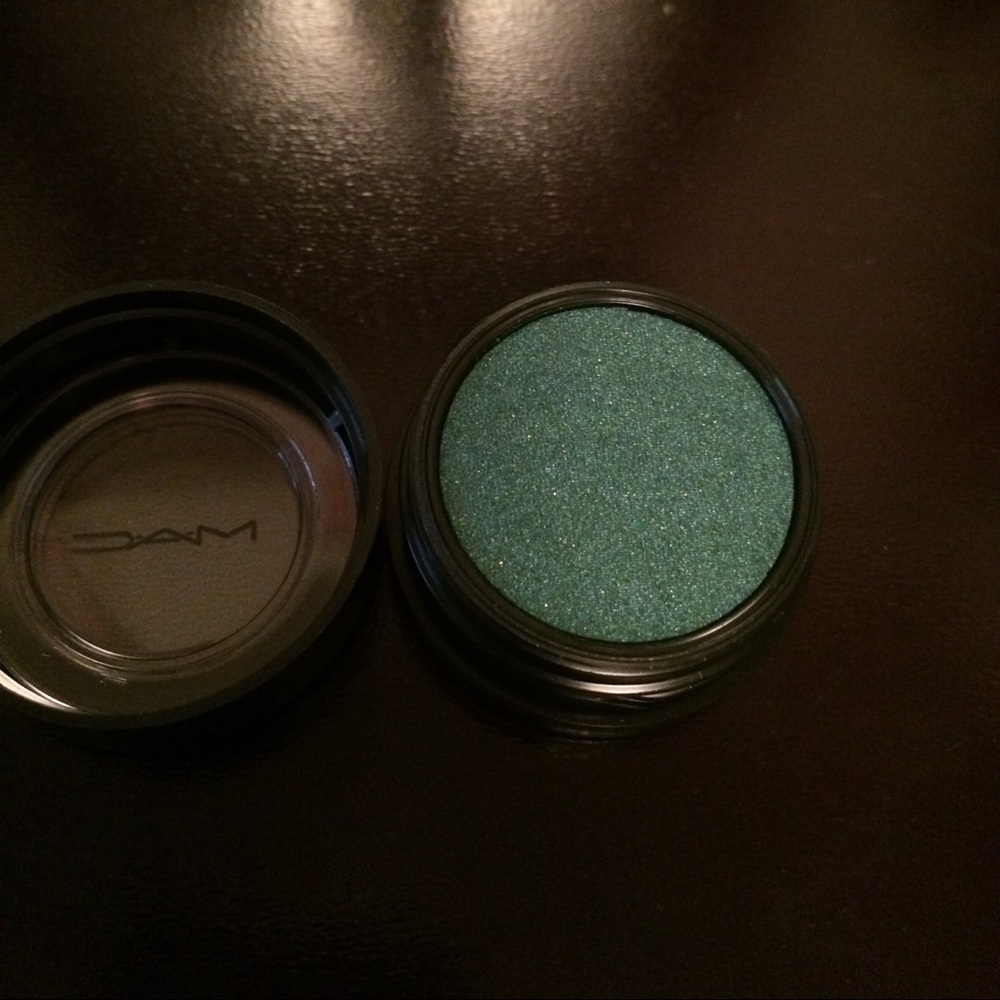 Mac Electric Cool Eyeshadow- Emerald Power
